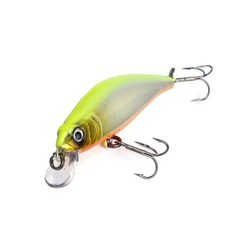 REIVA Long Minnow 7cm SFC gyorsan süllyedő horgászcsali fehér háttér előtt, szögből. - Wobbler