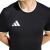 Adidas logó és gallér részlet közeli képe az Adidas Entrada 22 férfi fekete pólón