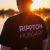 Férfi Rippton Hungary pólóban, hátulnézet, tóra nézve naplementekor