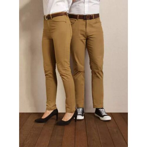 Premier PR570L NŐI PERFORMANCE CHINO FARMER XL, oldalnézet modelleken, az egyik fekete sarkú cipőt, a másik tornacipőt visel, bemutatva a barna sztreccs anyagú nadrág szabását és stílusát - Női nadrág