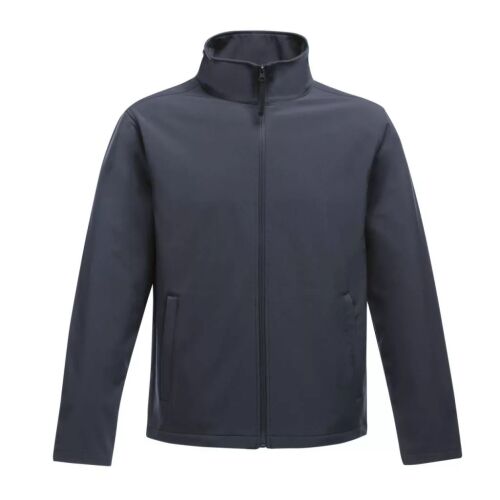 Regatta RETRA628 Ablaze nyomtatható férfi softshell kabát elölnézete sötétkék színben, teljes cipzárral és két cipzáras zsebbel, síma fehér háttéren. - Férfi kabát