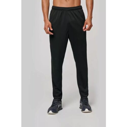 Elölnézet egy személyről, aki fekete Proact PA1040 slim fit tréning nadrágot visel, sportcipővel, bemutatva az illeszkedést és stílust valós környezetben. - Férfi nadrág
