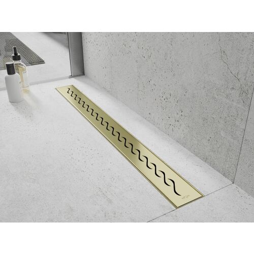 A Mexen Flat M18 lineáris lefolyó 70 cm-es, arany szálcsiszolt kivitelben, modern zuhanyzóban beépítve, bemutatva esztétikus megjelenését és funkcionalitását. - Mexen