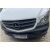 Elölnézet és enyhén megemelt nézet egy fehér Mercedes Sprinter W906-ról króm hűtőrács csíkokkal, kiemelve az improved front esztétikáját.