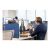 Férfi egy irodai fülkében HP Poly Voyager 4320 Microsoft Teams minősített USB-A fejhallgatóval, videókonferencia hívásban részt véve.