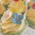 Válogatott cupcake-ek fehér margaréta és kék hortenzia fondant virágokkal, bemutatva a Fondant forma és mintázó készlet sokoldalúságát