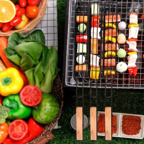 Felső nézet több Saslik Sütő Kosárra, tele zöldségekkel és hússal, grillezésre készen, friss zöldségek kosara mellett. - Grill eszköz