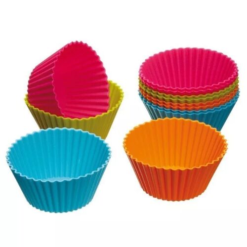 Színes szilikon muffin formák készlete, élénk színekben, mint rózsaszín, sárga, kék és narancssárga, egymásra rakva és elrendezve fehér alapon, ideális cupcake és muffin sütéshez. - Konyha és étkezés