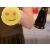 Sárga Smiley mosogatószivacs használatban, kézben tartva, bemutatva ergonomikus kialakítását és vidám megjelenését mosogatás közben.