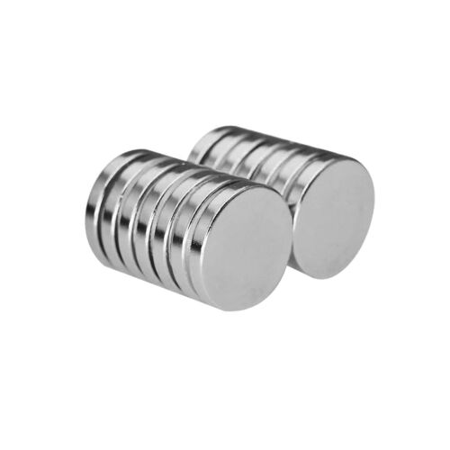 Fényes ezüst neodímium lemezmágnesek halmaza, 20mm x 3mm, fehér háttéren, több darabot mutatva - Mágnes
