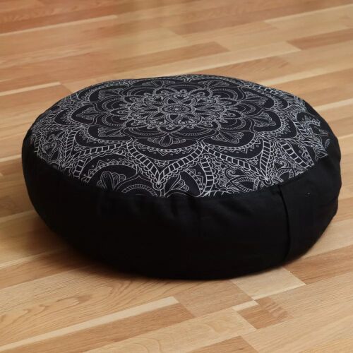 Nagy méretű Meditációs párna - Egyensúly"Hill" fekete-fehér mandala mintával, fapadlón, saroknézetből - Jógapárna