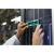 Technikus telepít egy HPE Aruba 1G SFP LC SX adó-vevő modult egy hálózati rackbe, kiemelve az egyszerű integrációt a vállalati hálózatokhoz.