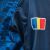 Közeli felvétel a Peak TeamRomania20 softshell kabát ujjáról, látható a román zászló folt