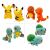 Kollázs különböző Pokémon kezdő plüss figurákról, beleértve Pikachut, Charmandert, Squirtle-t és Bulbasaura, fehér háttéren, kicsomagolva