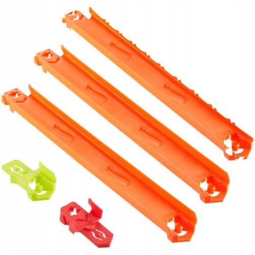 Három narancssárga Hot Wheels egyenes pályadarab és két színes Speed Snap csatlakozó (zöld és piros) fehér háttér előtt, bemutatva a Hot Wheels Track Creator rendszer modularitását és bővíthetőségét - Autópálya és parkolóház