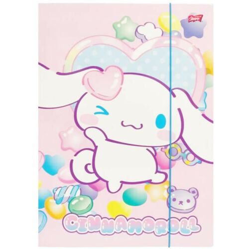 Cinnamoroll A/4-es gumis mappa kék fülű karakterrel, aranyos Cinnamoroll figurával, színes cukorkákkal és szívvel, rózsaszín háttér előtt. - Irodaszer