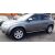 Szürke Nissan Murano SUV oldalnézete, amely referencia céljából mutatja az eredeti K21G szürke metál autószínt, nem kapcsolódik a termékhez