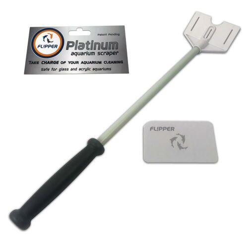 Flipper Platinum 25cm akvárium algakaparó, ferde nézetben, a terméket csomagolásával és egy kártyapengével mutatja be, sima fehér háttéren - Akvárium algakaparó