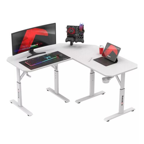 Sarok Huro állítható magasságú sarok gamer asztal 140x140x79 cm fehér színben karbon felülettel, játékozásra berendezve monitorral, billentyűzettel és kiegészítőkkel, fehér háttérrel - Gamer asztal