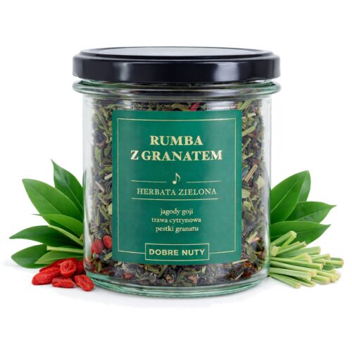Stúdiófotó a RUMBA Gránátalmás Zöld Tea üvegről friss zöld tea levelekkel, goji bogyókkal és citromfű ágakkal körülvéve fehér háttéren, kiemelve a természetes összetevőket - Élelmiszer és ital