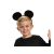 Közelkép mosolygós gyermek arcáról, aki Disney Mickey egér fejpántot visel, a klasszikus jelmez részeként