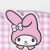 My Melody karakter design közelképe Hello Kitty piperetáskán, rózsaszín-fehér kockás háttérrel