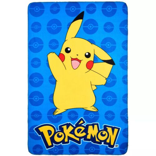 Teljes nézet a Pokémon Wave polár takaróról 100x150cm, nagyméretű Pikachu karakterrel, kék háttéren Poké Labda mintával - Pléd