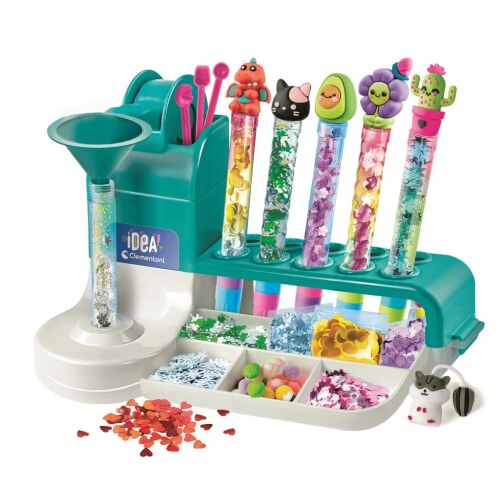 Clementoni Idea Toll készítő stúdió készlet állvánnyal, tölcsérekkel, színes dekorációkkal, mint csillám és pompomok, valamint több díszített toll állat- és virágfejekkel, fehér háttéren - Játék