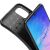 Közelkép az iShield Armor Carbon Skin rugalmas ütésálló szilikon tokról Samsung S10 Lite-hoz, belső textúra és telefon szélének bemutatása