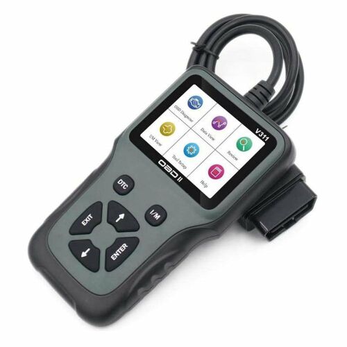 V311 OBD2 autódiagnosztikai szkenner döntött nézetben, fehér háttérrel, menüopciókat és vezérlőgombokat mutató képernyővel. - Gépjármű diagnosztikai eszköz