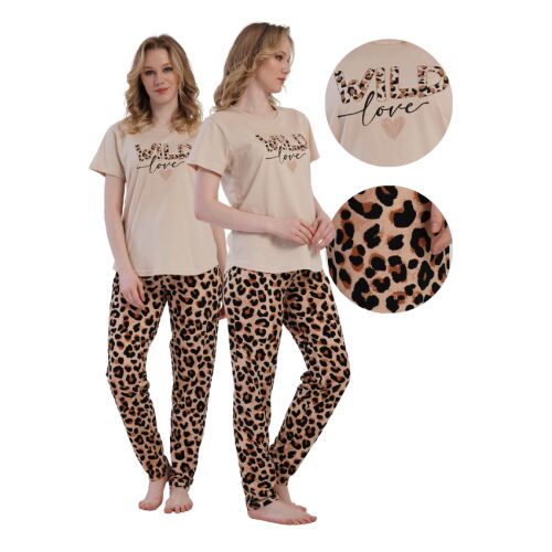 Vienetta női 5XL rövid ujjú bézs póló 'Wild Love' felirattal és leopárdmintás hosszú nadrágos pizsama szett, kollázs közeli felvételekkel a mintáról és a feliratról - Női pizsama