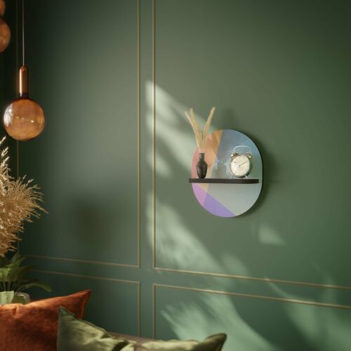 BRIGHT GEOMETRY fekete ovális fali polc színes geometrikus mintával zöld nappali környezetben, vázával és ébresztőórával díszítve - Fali polc