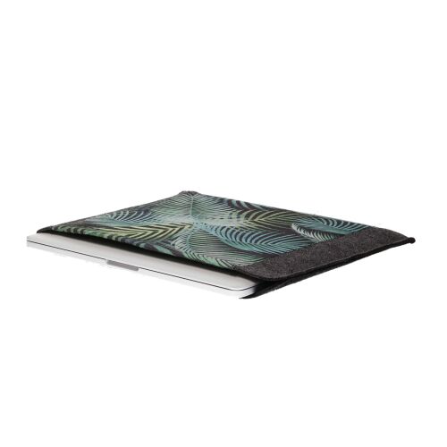 Ferdeszögű nézet a Mallorca 13 hüvelykes laptoptáskáról részben behelyezett laptoppal, kiemelve karcsú kialakítását és pálmalevél mintáját. - Laptop táska és tok