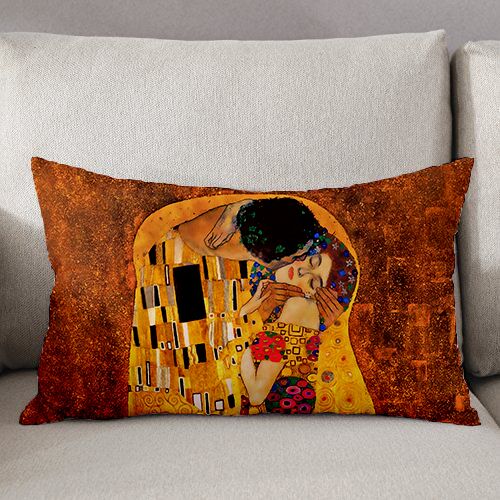 Bertoni 'Csók' díszpárna 40x60 cm Gustav Klimt 'A csók' művével, világosszürke kanapén elhelyezve, élénk színeket és részletes nyomatot mutatva - Díszpárna