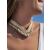 Bohém NOR bohém kagyló choker nyaklánc, nő viseli, természetes kauri kagylókkal és fa gyöngyökkel, tiszta kék ég háttér előtt, ideális nyári és fesztivál viselethez