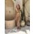 Női Áttört Női Kosztüm BOHO BEACH bézs horgolt kétrészes szett elölről, áttört crop top és hozzá illő hosszú szoknya, kültéri, mediterrán építészettel és növényekkel díszített környezetben