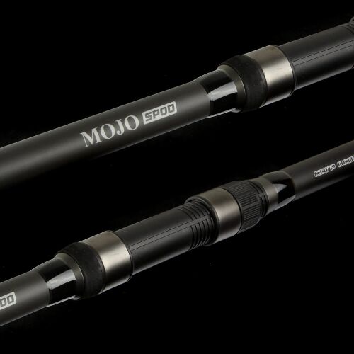 CARP ACADEMY Mojo Spod 360 4,5-5lbs spod bot nyelének közeli felvétele MOJO SPOD felirattal - Spod bot