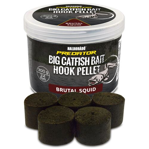Haldorádó Harcsacsali Csalizó Pellet 24mm Brutal Squid ízben, horgászcsali tartályban öt pellettel előtte bemutatva - Csalizó bojli