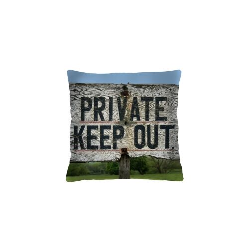 Bertoni 40x40 cm-es díszpárna 'PRIVATE KEEP OUT' feliratú fatábla mintával zöld táj háttérrel, élénk digitális nyomtatással és kellemes tapintással. - Díszpárna