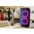 Przenośny głośnik Bluetooth JBL PartyBox 110 z pokazem świateł, ludzie tańczą na imprezie