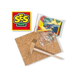 SES Creative Hammer Tap Spielzeug, zeigt die Korktafel, den Holzhammer und die bunten geometrischen Formen, die im Set enthalten sind - Entwicklungsspiele für Kinder im Kindergartenalter