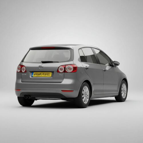 Szürke Volkswagen Golf Plus V (5M1, 521) 2004-2013 modell hátsó nézete, kiemelve a Mammooth MMT RAW 003 hátsó ablaktörlő kar és lapát szettel való kompatibilitását - Autóalkatrész