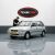 Férfi TeamCar ablaktörlő lapátot szerel fel egy ezüst Kia Pride I DA Hatchback 1990-2000-re