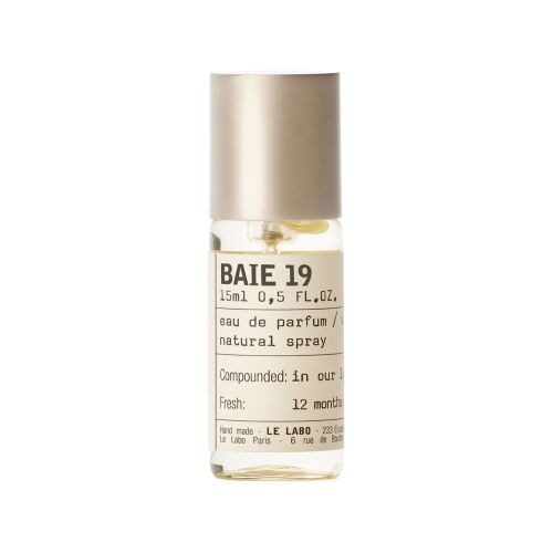 Le Labo Baie 19 Eau de Parfum 15ml utazó méretű üveg, természetes spray, uniszex illat friss földes jegyekkel, fehér háttérrel - Unisex parfüm