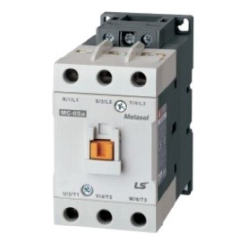 LS Metasol MC-85a 3 pólusú 85A 45kW 230V AC kontaktor motorvezérlési alkalmazásokhoz, elölnézet 3/4 nézetben fehér háttérrel - Villanyszerelési segédanyag