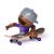 Közelkép egy Tech Deck Sk8 Crew figuráról, egy barna bőrű figuráról szürke baseball sapkában és napszemüvegben, egy miniatűr ujjkorongon egyensúlyozva lila kerekekkel, akcióra készen
