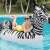 Жена се отпуска на надуваем плавателен плот Zebra Rider с вградени LED светлини