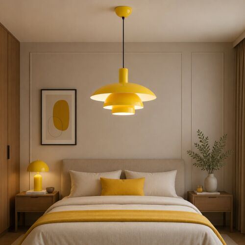 Opviq Chandelier Yellow Layer-20302-B megvilágít egy modern hálószobát ággyal, éjjeli szekrényekkel, hozzá illő sárga párnával és asztali lámpával - Függeszték