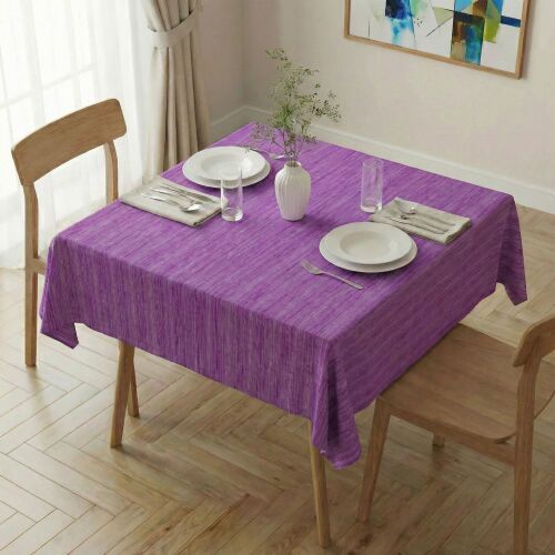 Hermia Asztalterítő Multicolor Gravellamh5 140 x 140, elegáns lila szövet asztalterítő terített étkezőasztalon tányérokkal és poharakkal egy étkezőben - Hermia