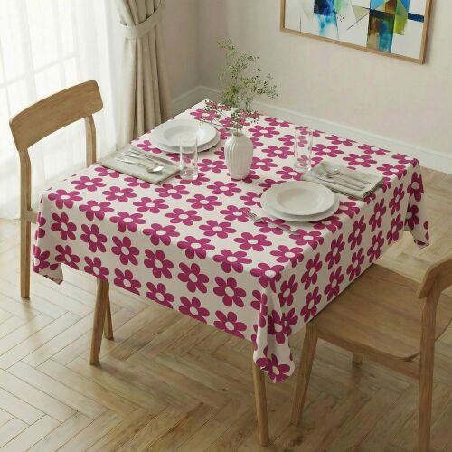 Hermia Asztalterítő Multicolor Gravellamb1 140x140 cm rózsaszín virágmintával, terítve étkezőasztalon székekkel, tányérokkal és evőeszközökkel, otthoni környezetben - Hermia
